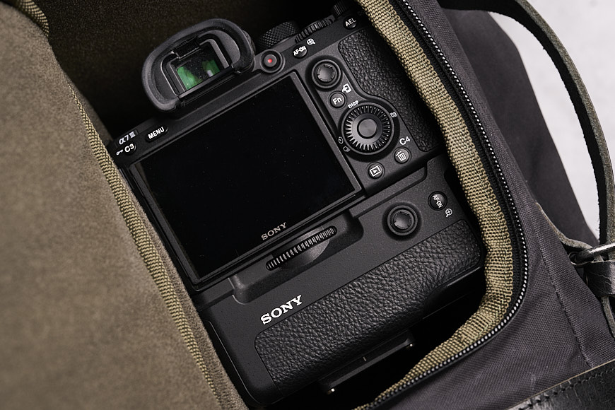 A gripped Sony full-frame camera fits easily in the lower camera compartment. This one has a Sony 100-400 f/4.5-5.6 GM on the other end.